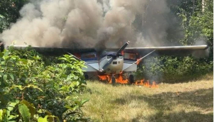 FAB INTERCEPTA AVIÃO SUSPEITO SOBRE TERRA YANOMAMI E AERONAVE É INCENDIADA EM RORAIMA