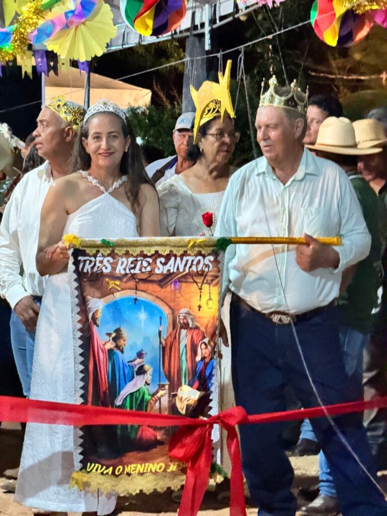 FOLIA DE REIS ENCERRA GIRO COM FESSTA EM TUCUMÃ