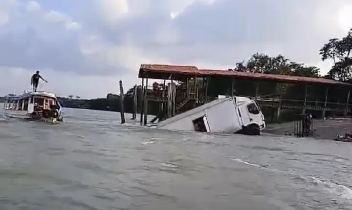 CAMINHÃO CAI NO RIO E AFUNDA EMBARCAÇÃO EM BARCARENA