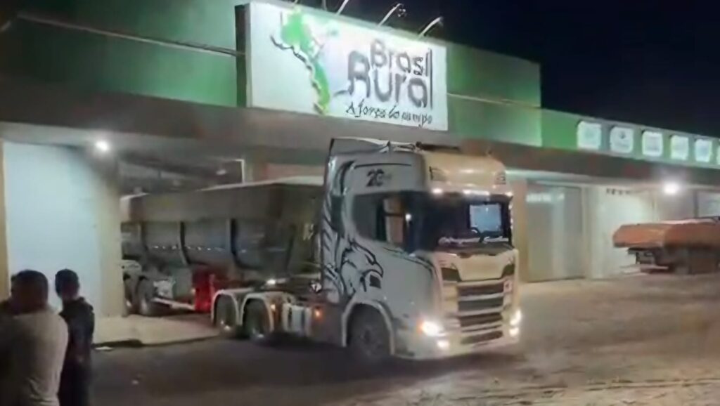 PM APREENDE CARRETA COM CARGA DE MILHO DESVIADA EM MARABÁ