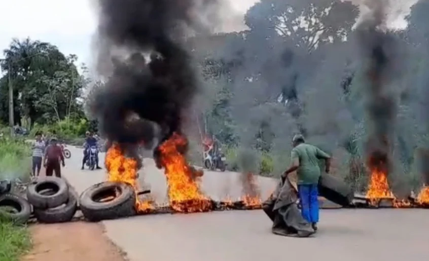MORADORES BLOQUEIAM RUAS EM PROTESTO POR FALTA DE ENERGIA ELÉTRICA NO SUDOESTE DO PARÁ