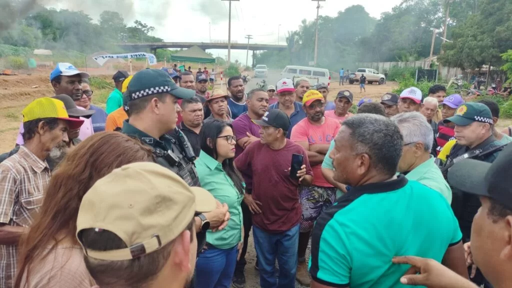 MORADORES FECHAM FERROVIA EM MARABÁ E COBRAM MELHORIA EM DUAS ESTRADAS RURAIS