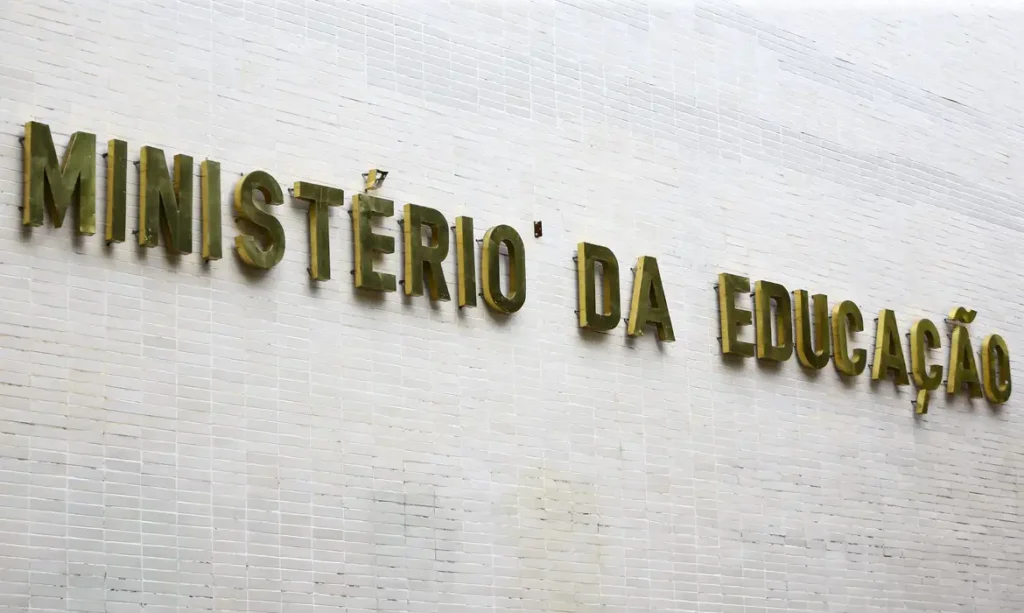 GOVERNO RECOMPÕE ORÇAMENTO PARA EDUCAÇÃO E CIÊNCIA