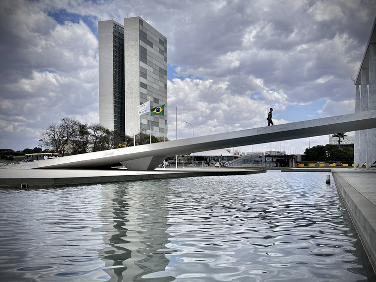 PRESIDENTE E GOVERNADORES TOMARÃO POSSE EM NOVAS DATAS A PARTIR DE 2027