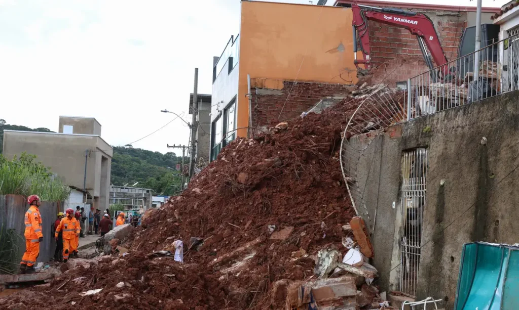 CHUVA MATA 55 PESSOAS E MOBILIZA OITO FRENTES DE RESGATE EM MINAS