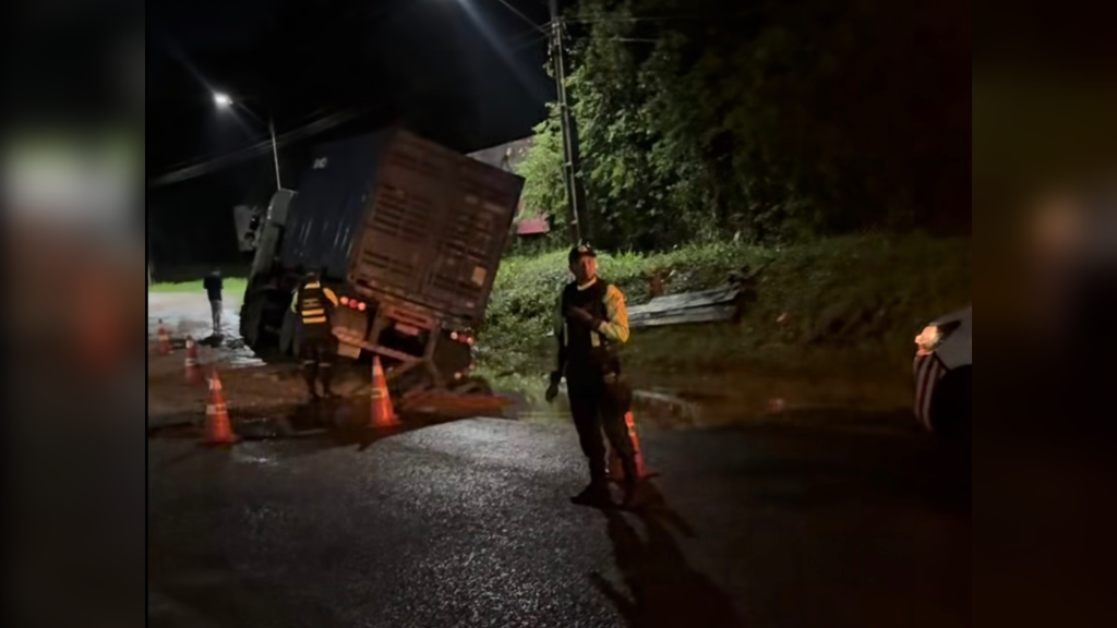 UMA CARRETA TOMBOU APÓS CAIR EM UMA CRATERA NA RODOVIA PA-252, NO MUNICÍPIO DE MOJU, NO NORDESTE DO PARÁ.