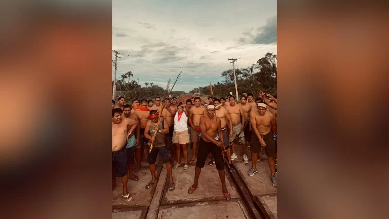 INDÍGENAS DA TI MÃE MARIA BLOQUEIAM ESTRADA DE FERRO CARAJÁS EM PROTESTO CONTRA A VALE