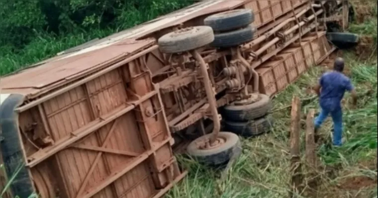 ACIDENTE COM ÔNIBUS DEIXA UMA PESSOA MORTA NA PA-279