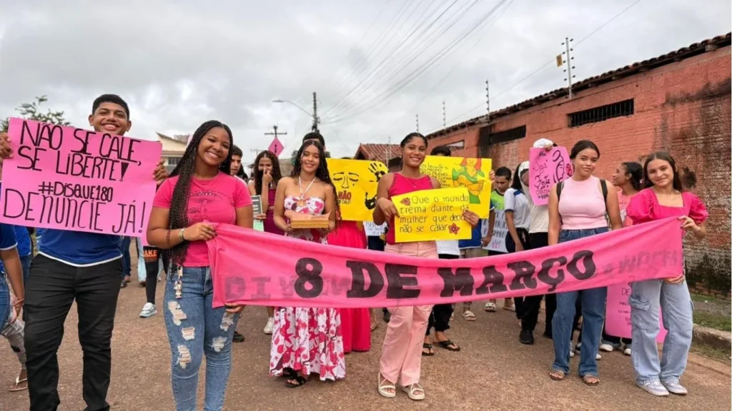 ALUNOS DE MORADA NOVA CAMINHAM PELO FIM DA VIOLÊNCIA À MULHER