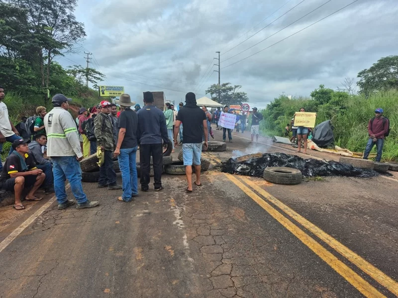 MANIFESTANTES BLOQUEIAM RODOVIA ENTRE PARAUAPEBAS E CANAÃ DOS CARAJÁS