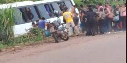 ÔNIBUS TOMBA EM CÓRREGO NA ENTRADA DE ABAETETUBA NA TARDE DESTA QUINTA-FEIRA (15)