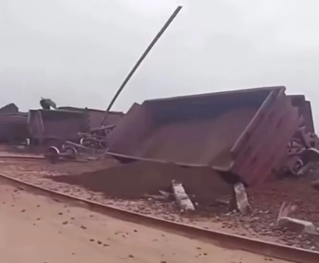 TREM DA EMPRESA VALE CARREGADO DE MINÉRIO DESCARRILOU NA ESTRADA DE FERRO CARAJÁS