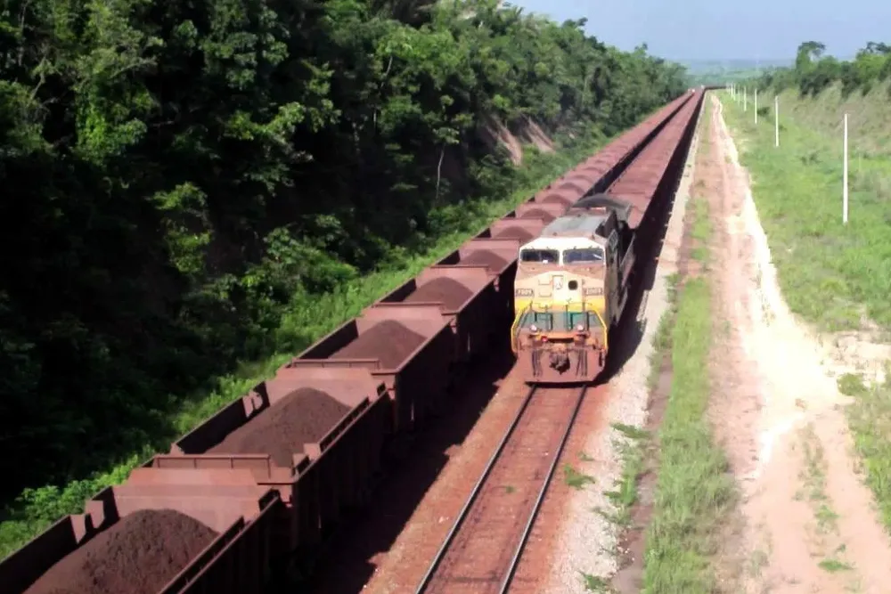 TRÁFEGO DE TRENS NA FERROVIA CARAJÁS É RETOMADO APÓS DESCARRILAMENTO NO MARANHÃO