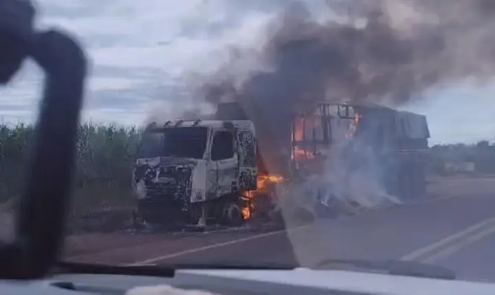 INCÊNDIO DESTRÓI CAMINHÃO COM CARGA DE SOJA ENTRE ULIANÓPOLIS E PARAGOMINAS