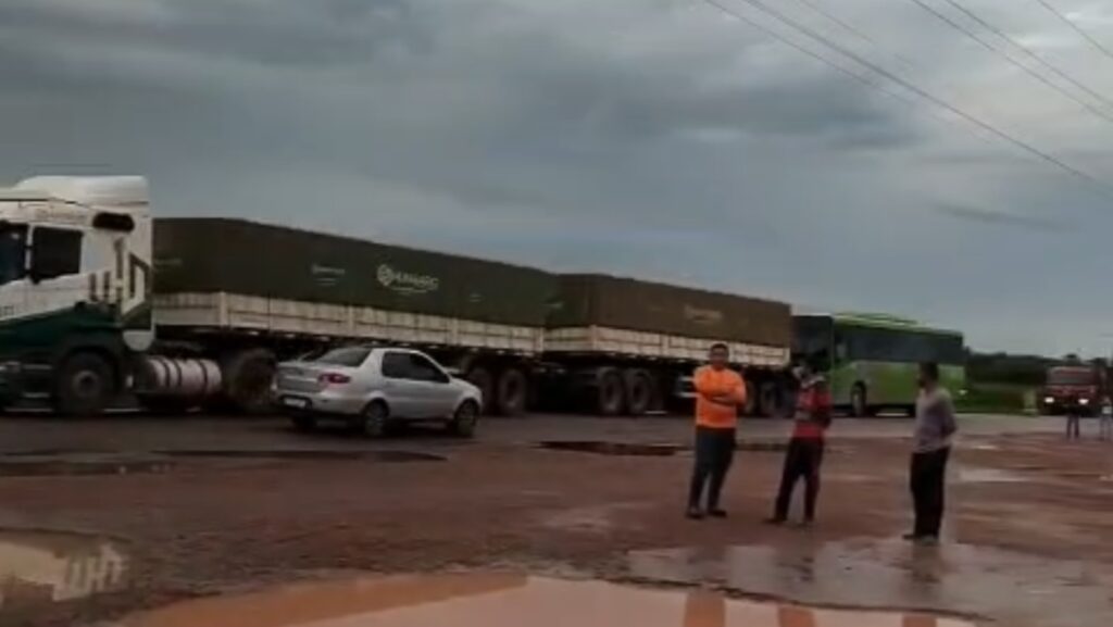 TRABALHADORES FECHAM PA-475 EM FRENTE À BBF E COBRAM SEGURANÇA