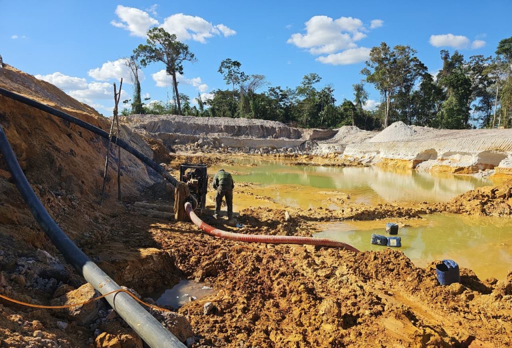 GARIMPO ILEGAL É ALVO DE OPERAÇÃO AMBIENTAL EM NOVO MUNDO; EQUIPAMENTOS SÃO APREENDIDOS