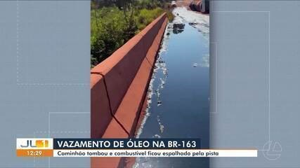 CAMINHÃO TOMBA E DERRAMA ÓLEO NA BR-163
