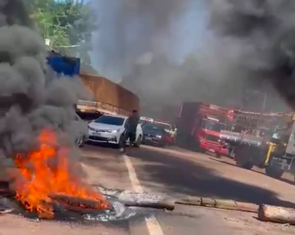 MORADORES BLOQUEIAM A PA-151 APÓS QUATRO DIAS SEM ENERGIA ELÉTRICA EM BARCARENA