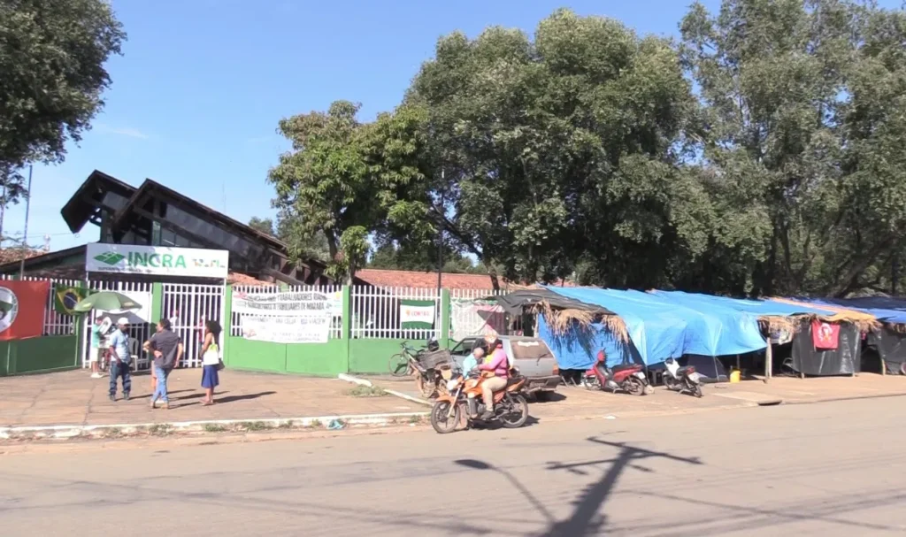 TRABALHADORES SEM TERRA ACAMPAM NO INCRA DE MARABÁ