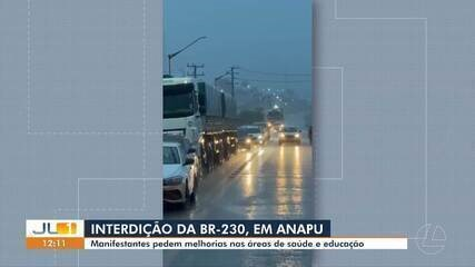 PROTESTO EM ANAPU, NO PA, BLOQUEIA PONTE DA BR-230 E CAUSA CONGESTIONAMENTO
