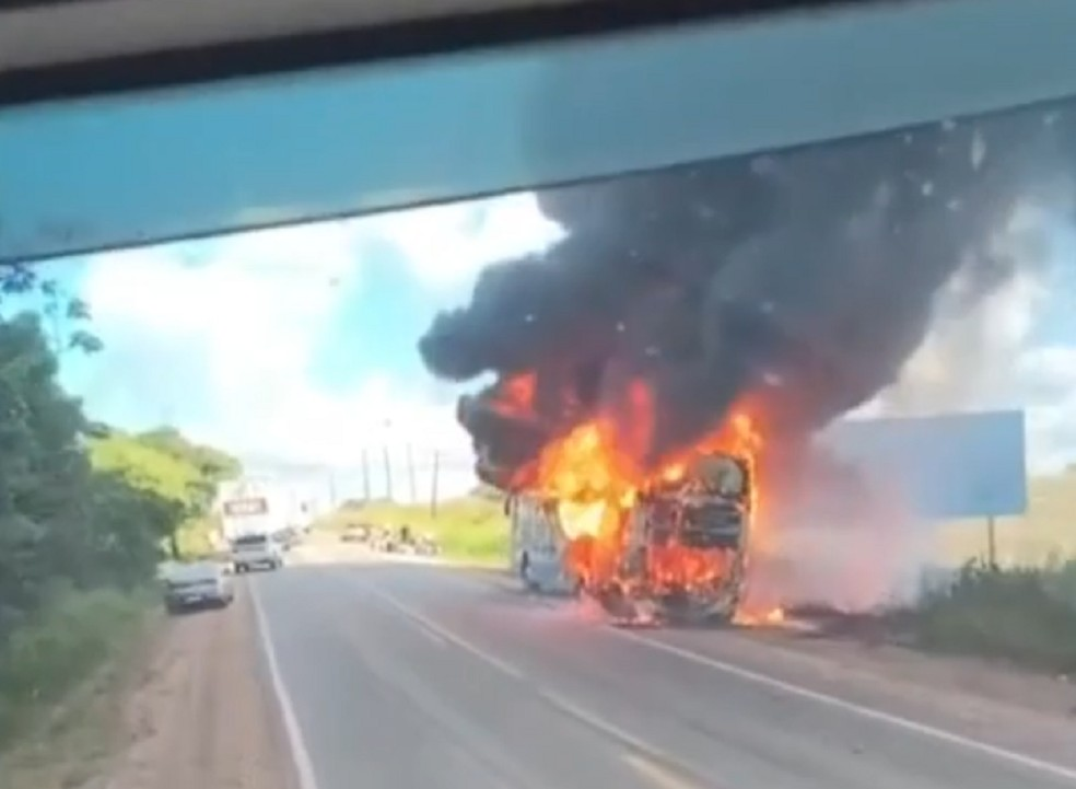 ÔNIBUS PEGA FOGO E FICA DESTRUÍDO NA BR-010, NO PARÁ