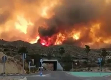 INCÊNDIO FLORESTAL ATINGE VILAREJO NA ESPANHA, FAZ 11 VÍTIMAS E MOBILIZA FORÇA MILITAR DE EMERGÊNCIA
