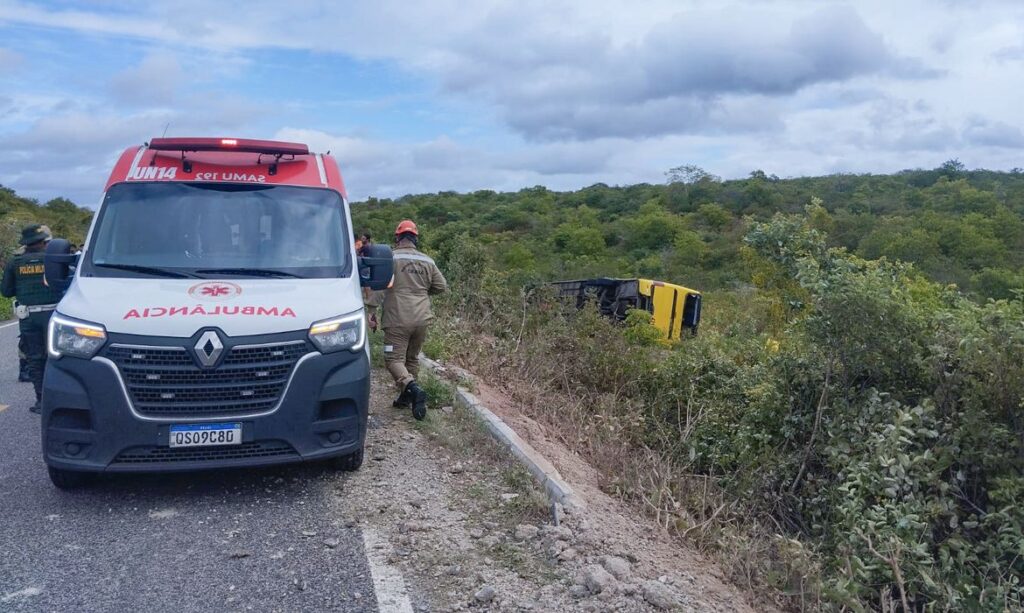 ÔNIBUS COM ROMEIROS TOMBA NO CEARÁ E PROVOCA MORTE DE DUAS PESSOAS