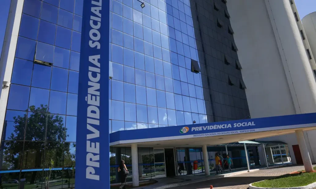 FILA DO INSS CAI AO MENOR NÍVEL EM 21 MESES