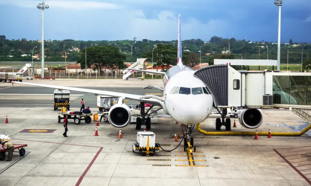 COM ALÍVIO DA GUERRA, PETROBRAS REDUZ PREÇO DO QUEROSENE DE AVIAÇÃO