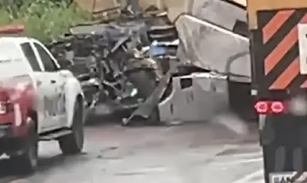 BATIDA DE DUAS CARRETAS DEIXA FERIDOS E UM MORTO NA BR-163, EM TRAIRÃO