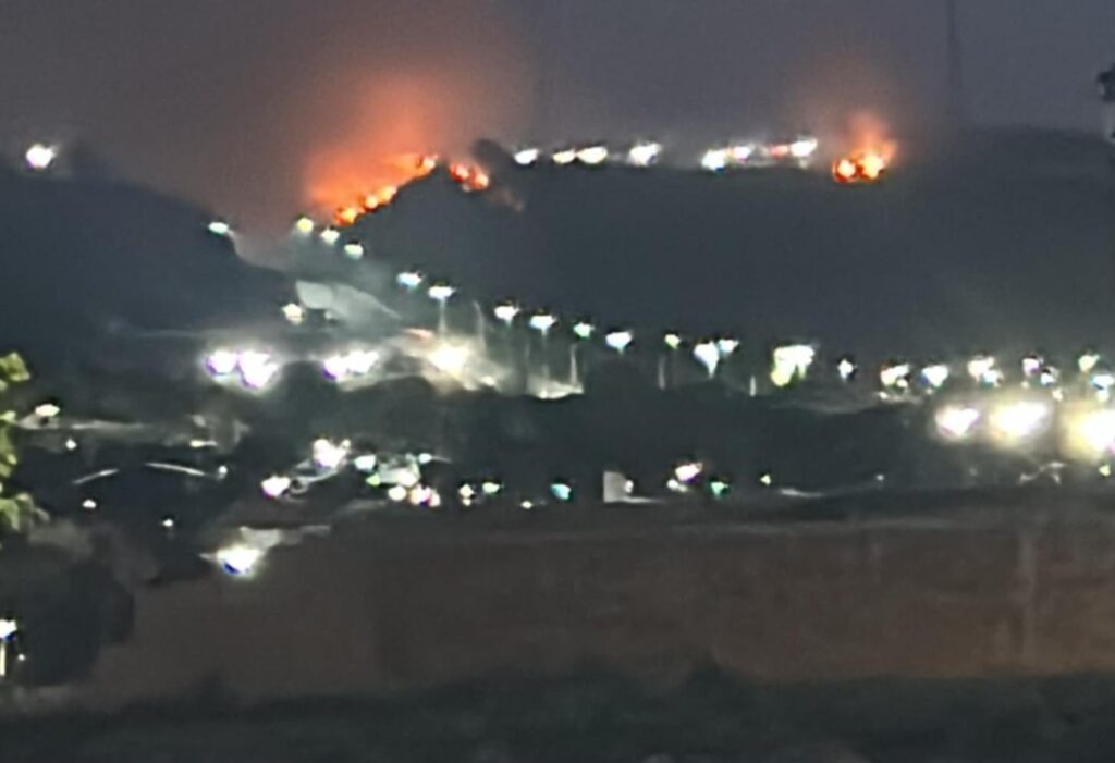 PREFEITURA DE CANAÃ MOBILIZA EQUIPES PARA CONTER INCÊNDIO NO MORRO DAS ANTENAS