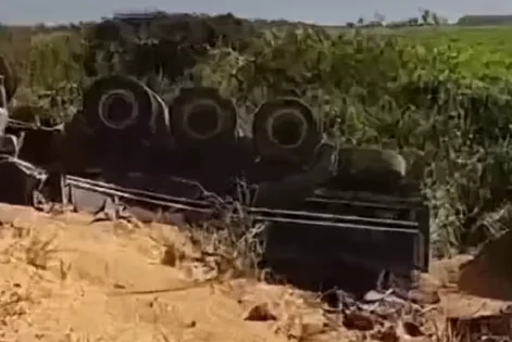 CAMINHÃO CARREGADO DE SOJA TOMBA NA PA-150 E DEIXA TRECHO INTERDITADO ENTRE GOIANÉSIA DO PARÁ E TAILÂNDIA