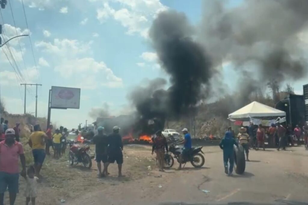 PROTESTO INTERDITA BR-230 E PROVOCA CONGESTIONAMENTO EM SÃO JOÃO DO ARAGUAIA