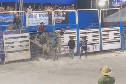 PEÃO É ARREMESSADO E PISOTEADO POR TOURO DURANTE APRESENTAÇÃO EM FEIRA AGROPECUÁRIA NO PARÁ