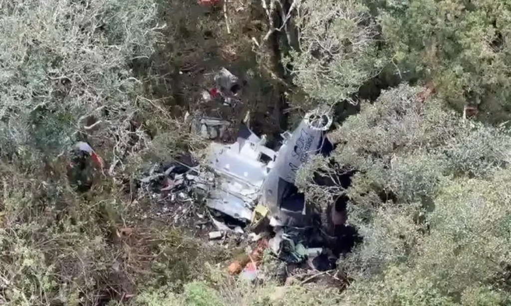 BOMBEIROS ENCONTRAM HELICÓPTERO COM CORPO DO CANTOR RICK  SEGUNDO A CORPORAÇÃO, NÃO HÁ SOBREVIVENTES NO ACIDENTE