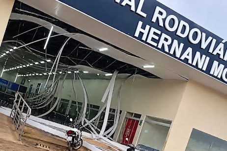 FORTES RAJADAS DE VENTO DERRUBAM POSTES, ÁRVORES E O FORRO DO TERMINAL RODOVIÁRIO DE GUARAÍ