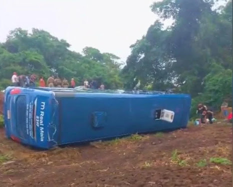 ÔNIBUS QUE SEGUIA DE PALMAS PARA PARAUAPEBAS TOMBA NA BR-153 E DEIXA QUATRO FERIDOS