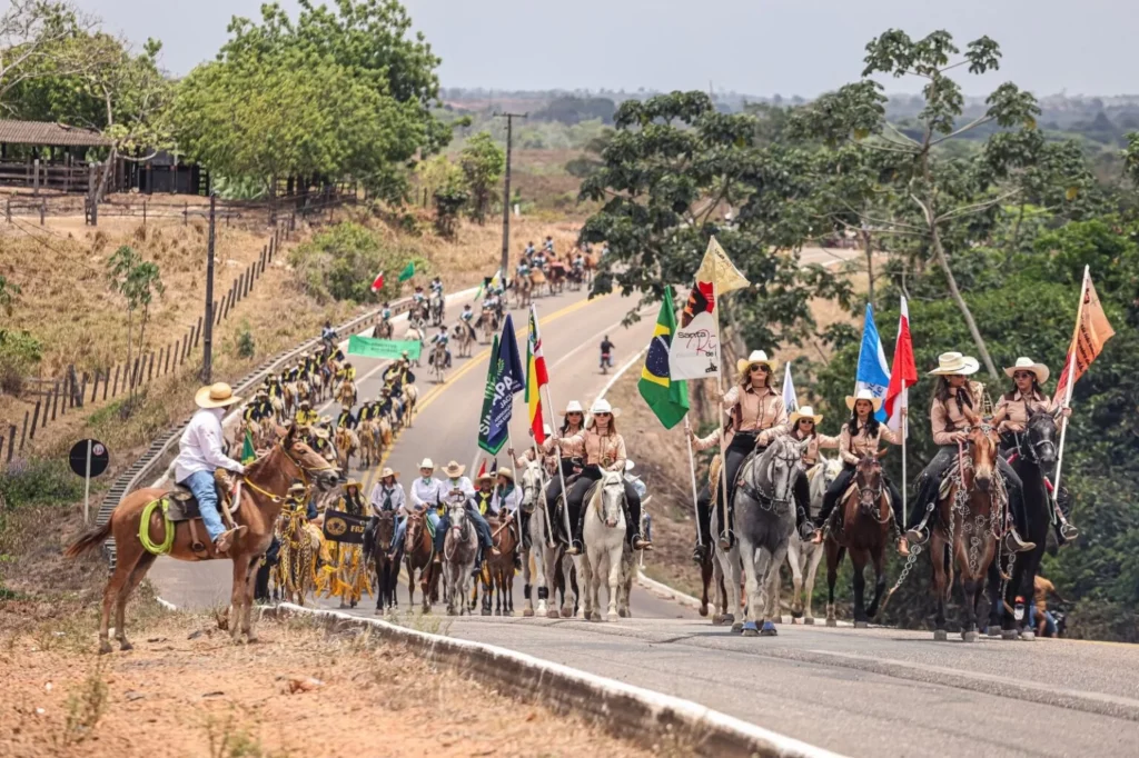 CAVALGADA REÚNE COMITIVAS NAS RUAS DE JACUNDÁ